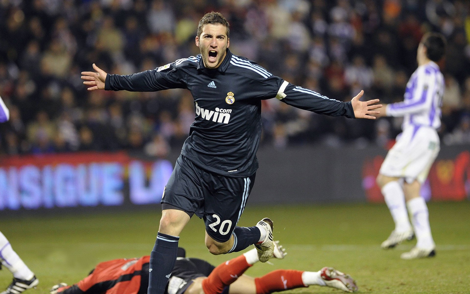 独行侠锋线球员接连命中高难度投篮获掌声,独行侠峰哥